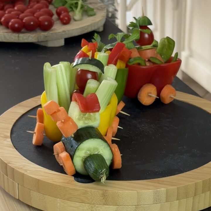 ortaggi estivi per il pinzimonio con effetto scenografico, una simpatica idea di pinzimonio di verdure a forma di trenino carico di tanta verdura fresca di stagione in modo che anche ai bambini venga la voglia di mangiare le verdure