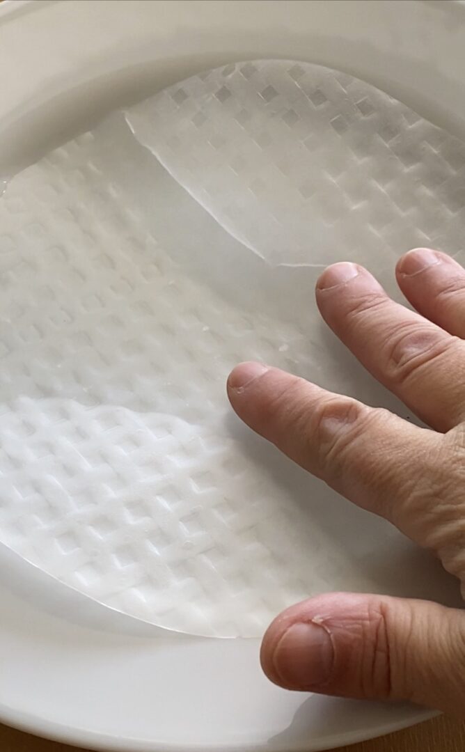 Bagna in acqua calda la carta di riso