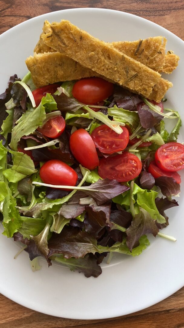 Insalata con i bastoncini di ceci e mais senza glutine
