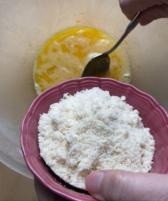 Aggiungere la farina di mandorle