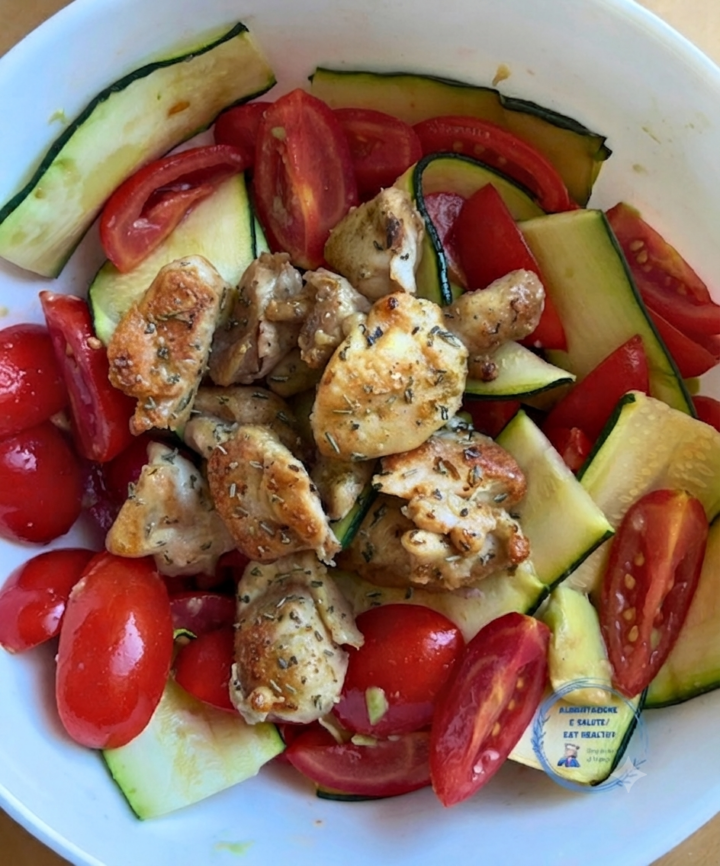 Pollo e zucchine croccanti in friggitrice ad aria con salsa di avocado
