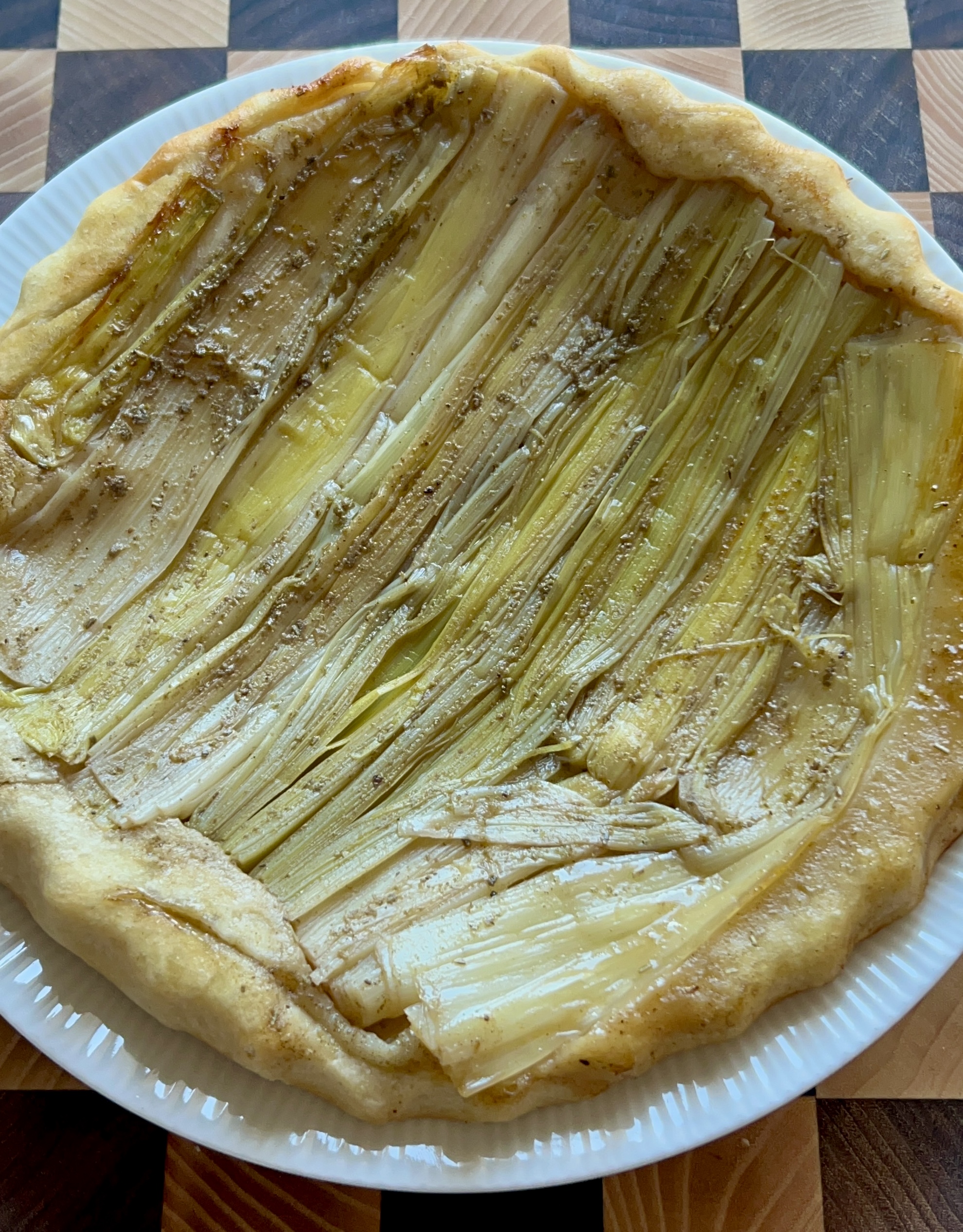 Torta salata vegana ai porri rovesciata, leggera e scenografica