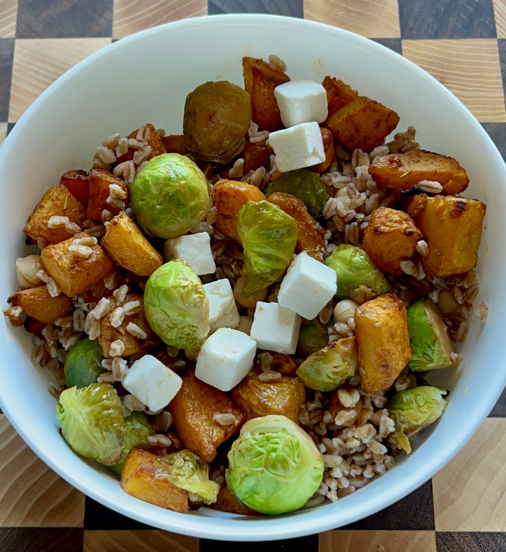 Bowl di farro con verdure, feta e zucca speziata