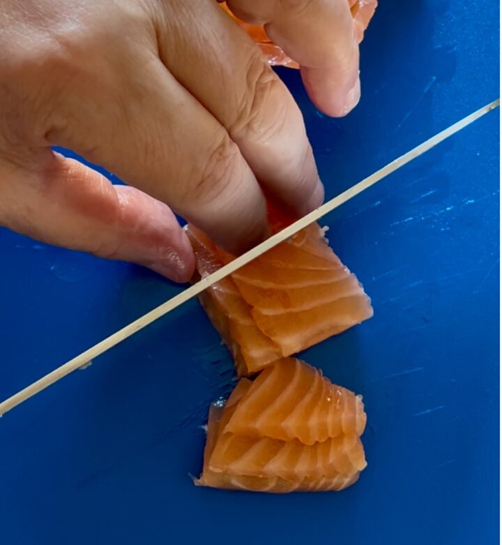 Taglia il salmone