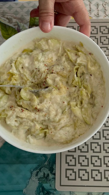 Versa le zucchine nell'impasto