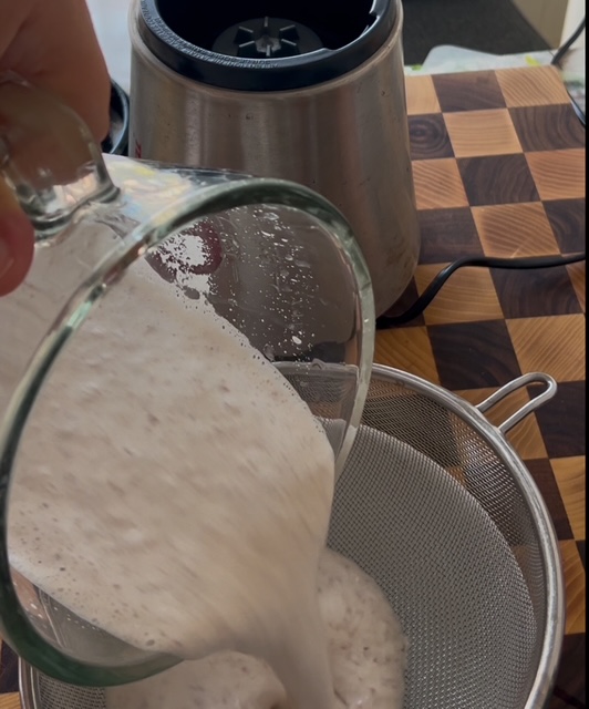 Filtrare il latte di mandorle