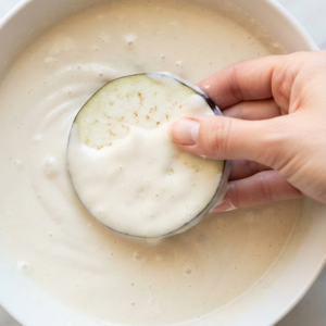 Immergi le melanzane nella pastella