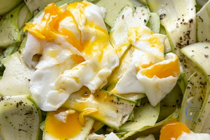 Insalata di zucchine crude con uova alla coque: ricetta veloce