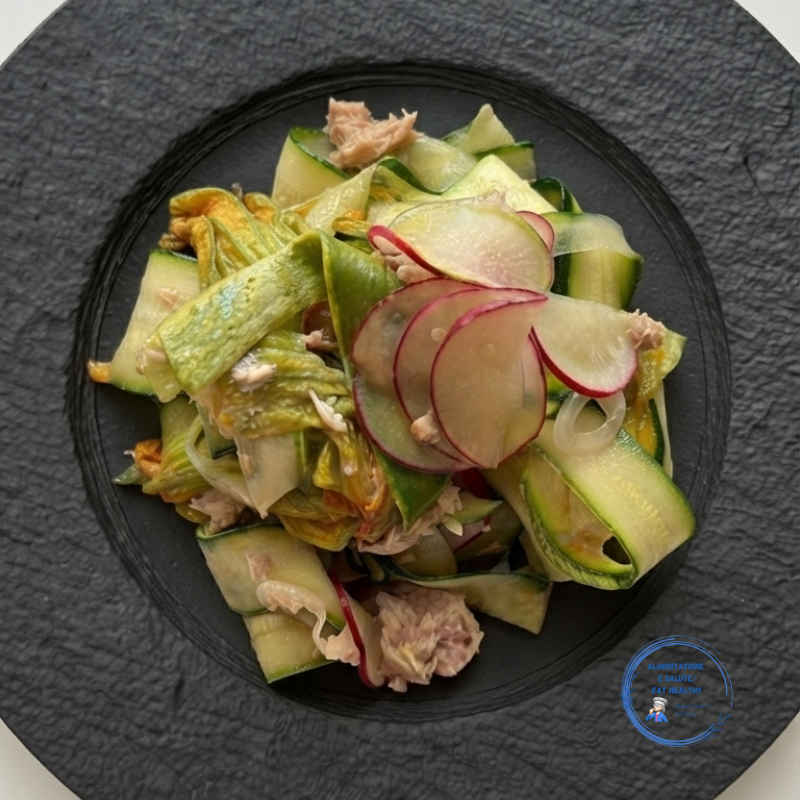 Insalata estiva con zucchine, cetrioli e fiori di zucca
