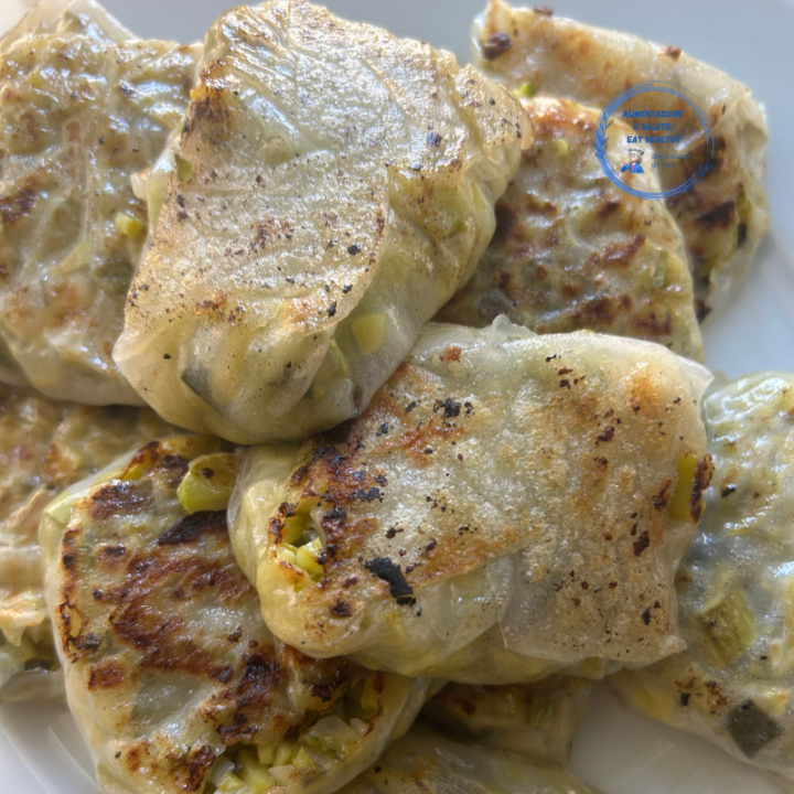 Involtini di carta di riso croccanti con zucchine in padella