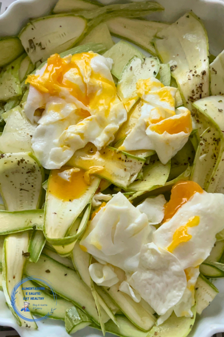 Insalata di zucchine crude con uova alla coque: ricetta veloce