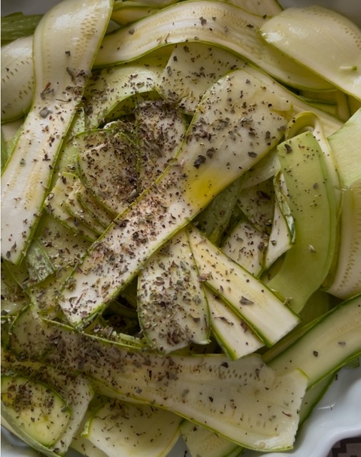 Condisci l'insalata di zucchine