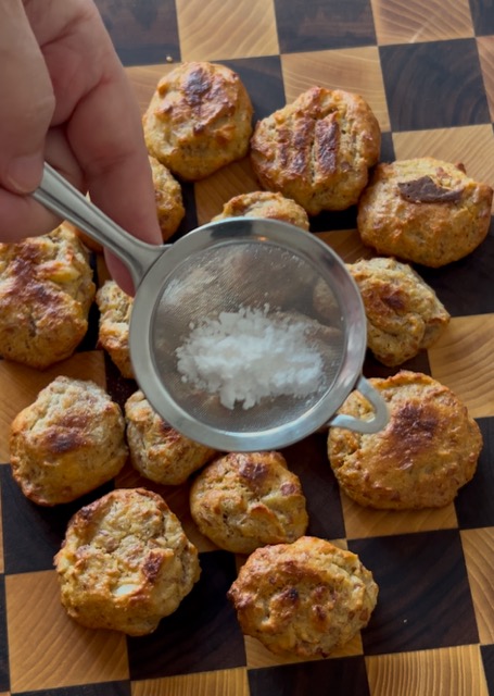 Spolvera i biscotti con dello zucchero a velo