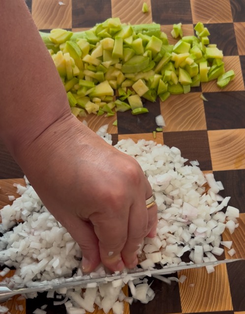 Taglia la cipolla e le zucchine