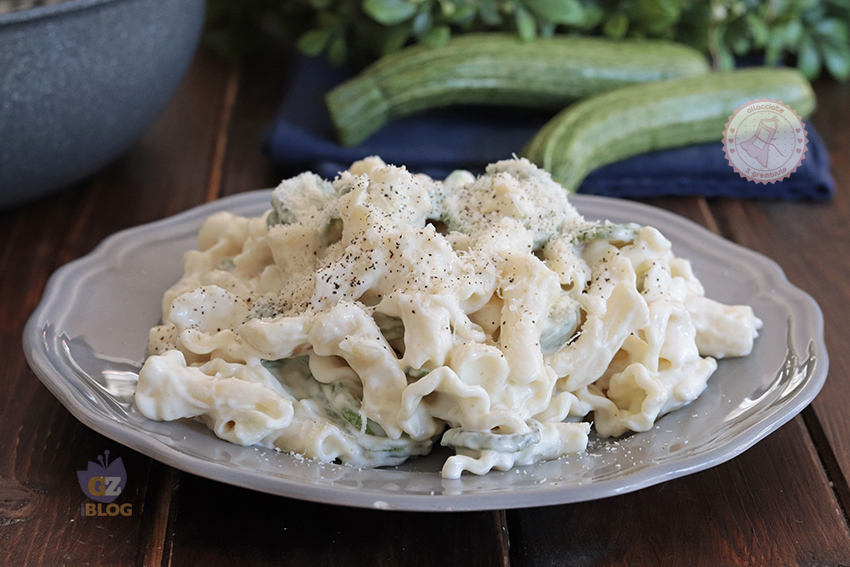 PASTA ZUCCHINE E PHILADELPHIA ricetta primo veloce cremoso