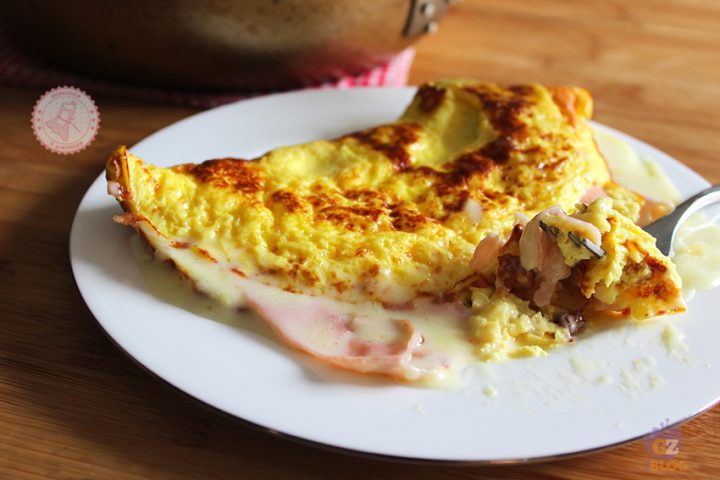 OMELETTE CREMOSA E VELOCE CON PROSCIUTTO E FORMAGGIO