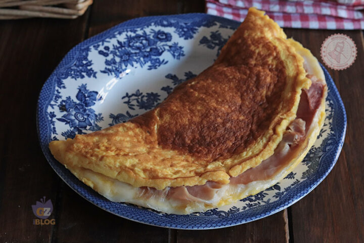 Omelette prosciutto e formaggio