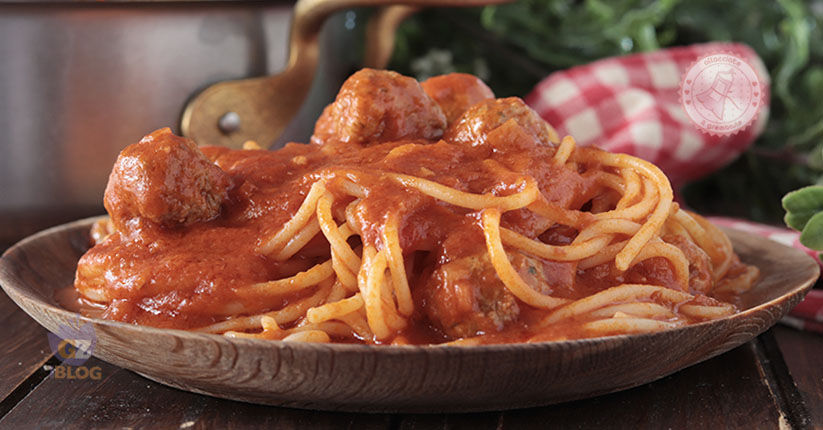 Da asporto gli spaghetti con le polpette in un contenitore monouso isolati  su sfondo bianco Foto stock - Alamy