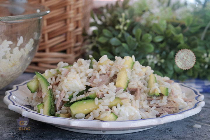 INSALATA DI RISO CON ZUCCHINE TONNO E MOZZARELLA