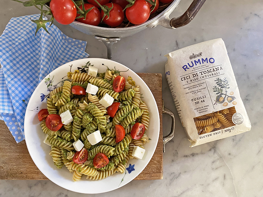 PASTA DI CECI FREDDA CON PESTO MOZZARELLA E POMODORINI ricetta
