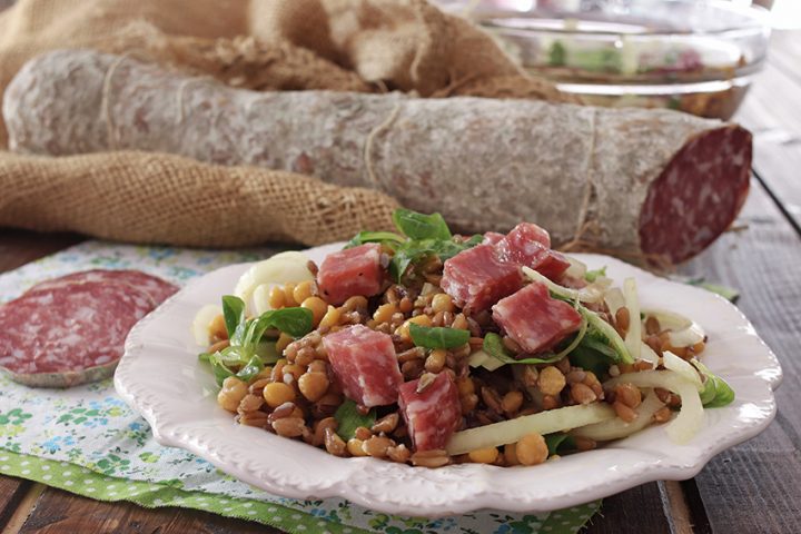 INSALATA CECI FARRO E SALAME