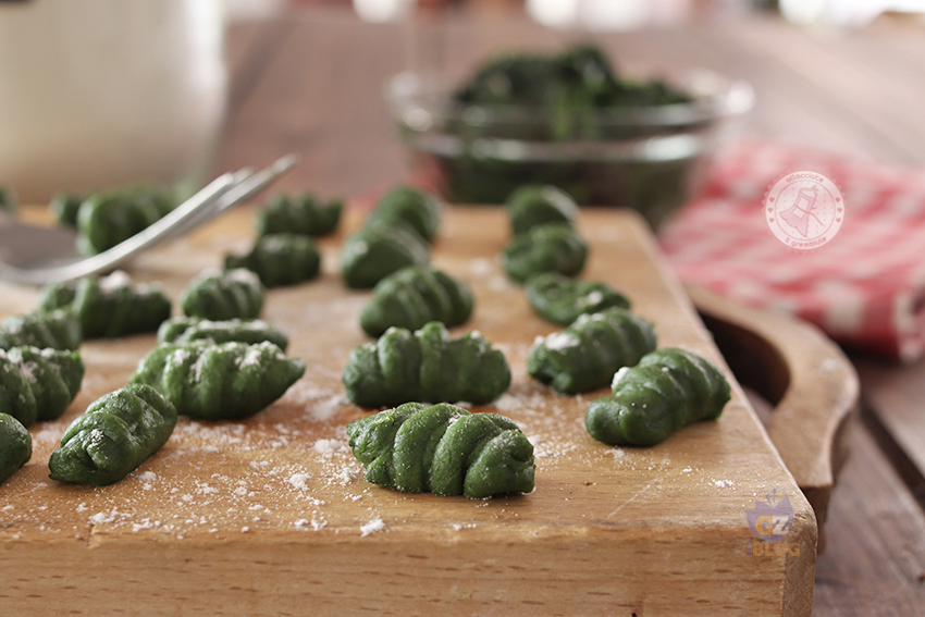 GNOCCHI DI SPINACI ricetta facile senza patate nell'impasto