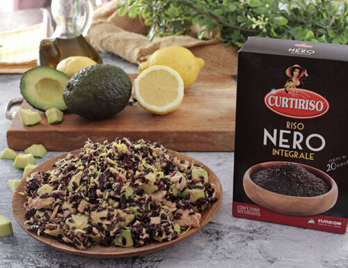 INSALATA DI RISO NERO INTEGRALE CON TONNO AVOCADO E LIMONE