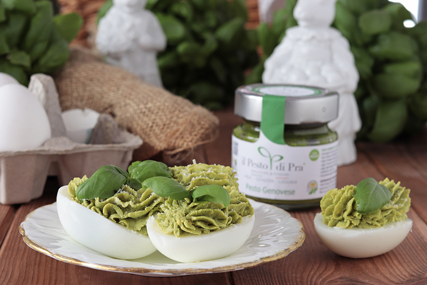 Uova sode ripiene con crema di formaggio al pesto - Mamma Gy