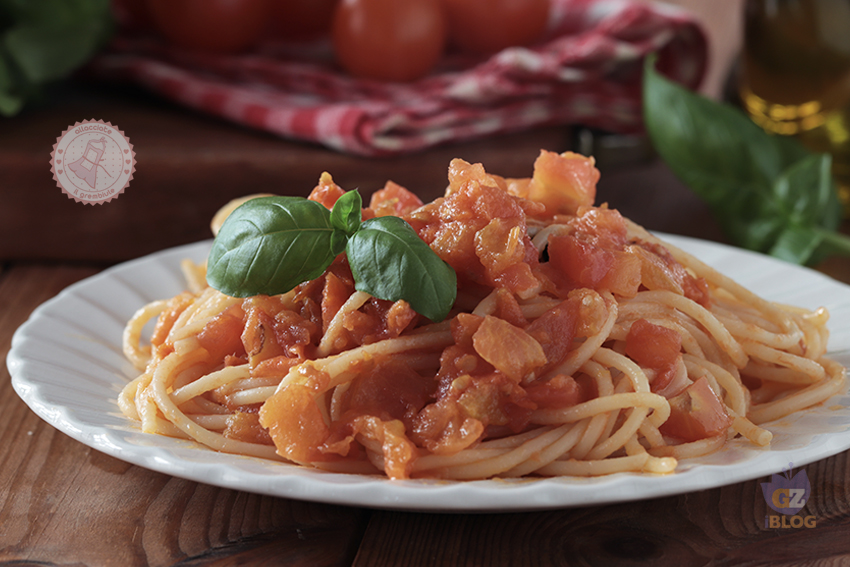 PASTA AL POMODORO FRESCO ricetta facile e veloce con basilico