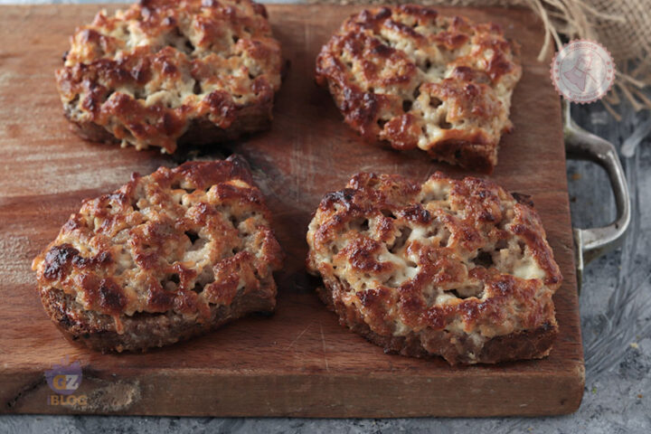 Crostoni salsiccia stracchino