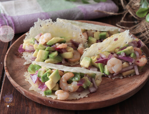 Tacos di parmigiano con avocado e gamberetti