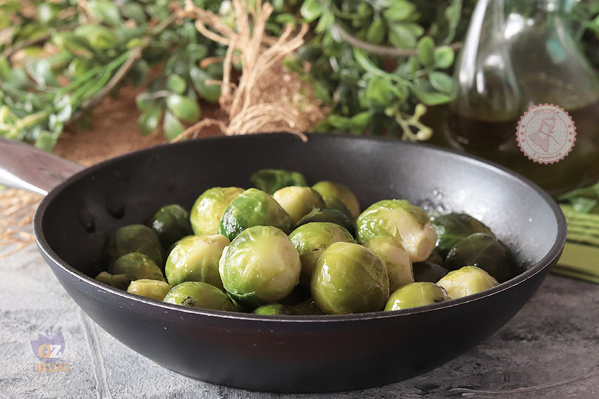 Cavoletti di Bruxelles in padella ricetta contorno facile con passo passo