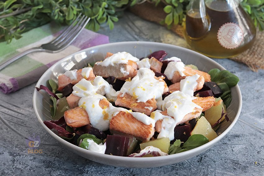 Insalata di salmone fresco con patate e salsa allo yogurt
