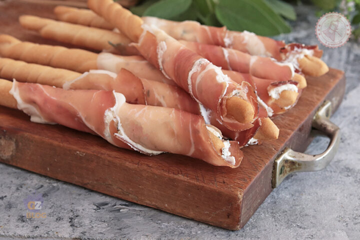 Grissini con robiola e speck