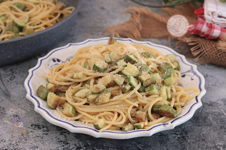 PASTA CON ZUCCHINE ricetta primo piatto veloce e facile