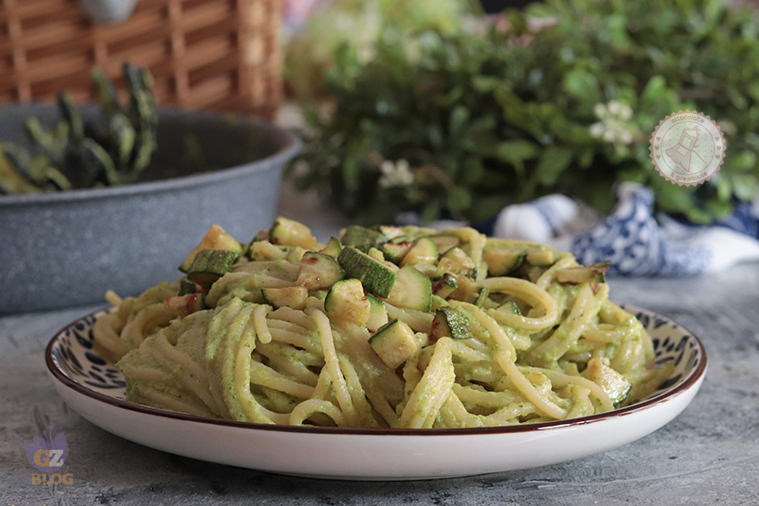 Pasta con zucchine e acciughe