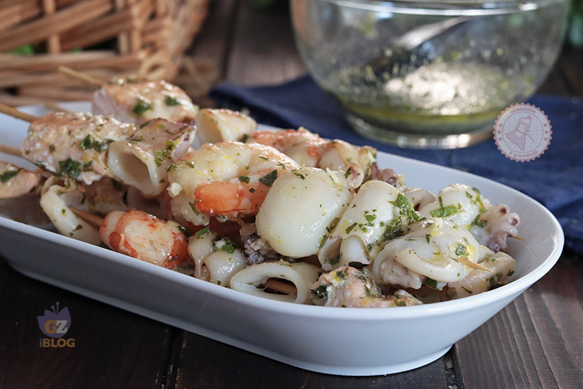 Spiedini di pesce gamberi e calamari