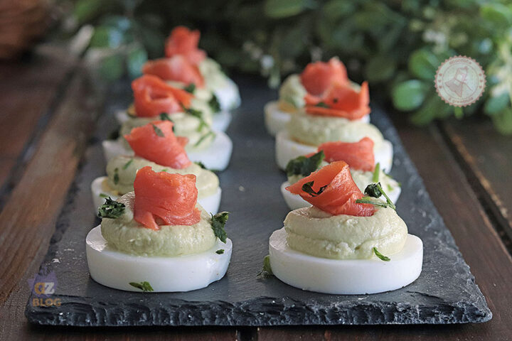 Tartine di uova e avocado