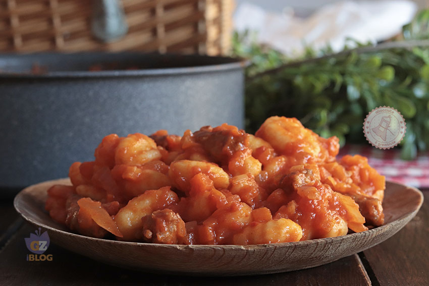Gnocchi al sugo di salsiccia