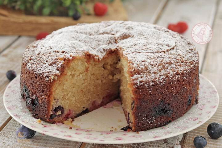 torta allo yogurt e frutti di bosco