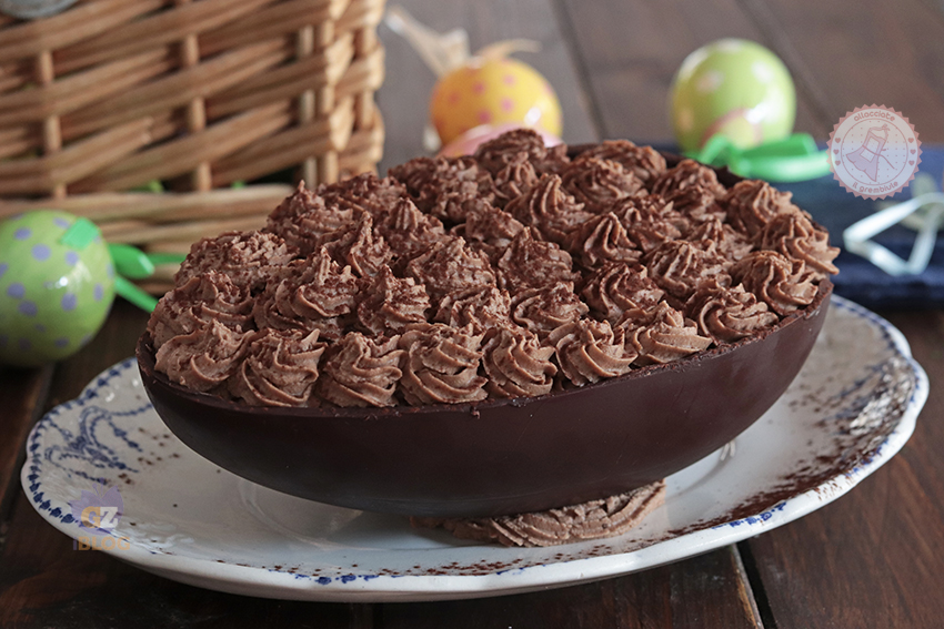 Tiramisu al cioccolato nell'uovo di Pasqua
