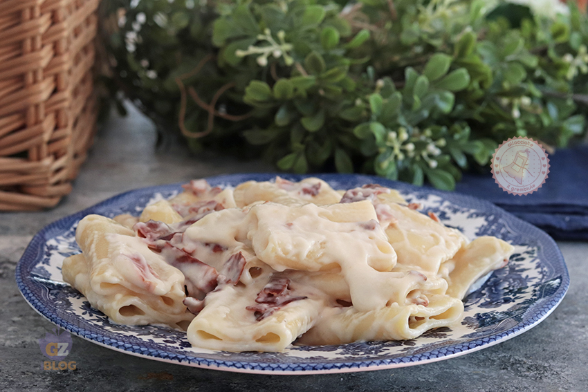 Pasta alla crema di parmigiano e speck