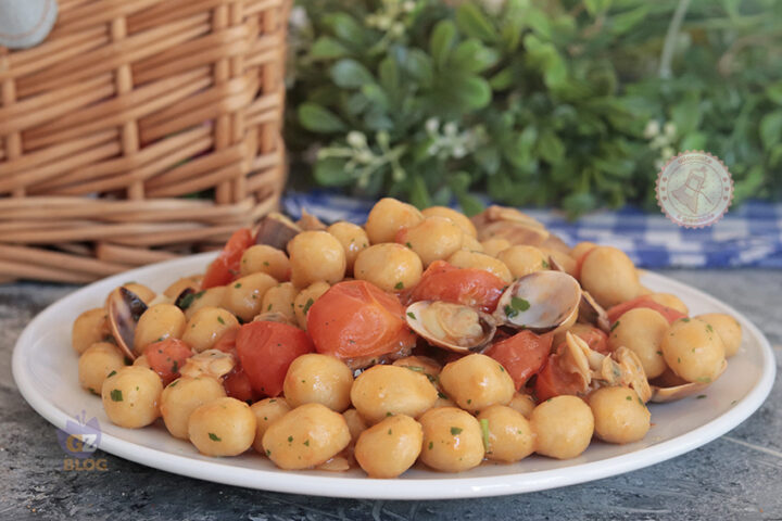 Gnocchi di ceci con vongole e pomodorini