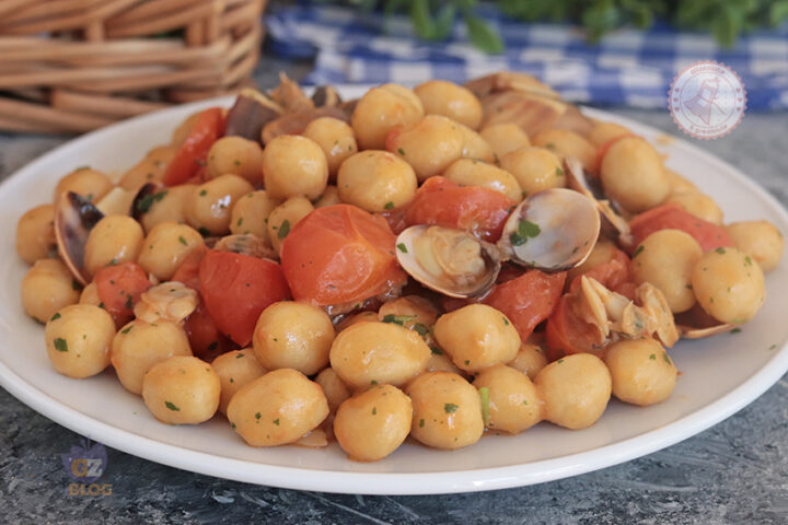 Gnocchi di ceci con vongole e pomodorini