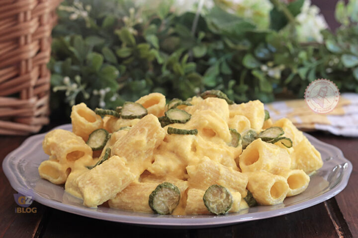 Pasta con ricotta zafferano e zucchine