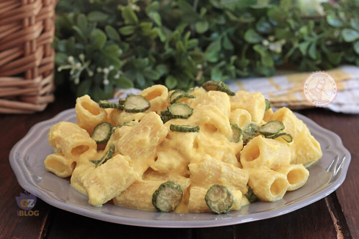 Pasta con ricotta zafferano e zucchine