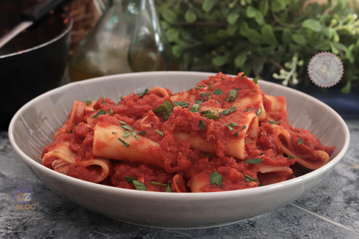 Pasta al sugo di calamari ricetta
