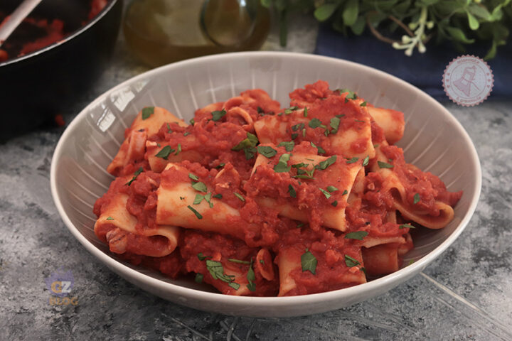 Pasta al sugo di calamari ricetta
