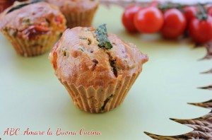 muffin con asparagi, pomodorini e formaggio