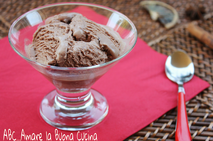 gelato al cioccolato con gelatiera